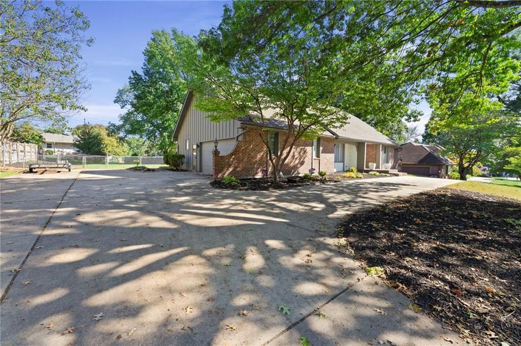 205 NW Hillcrest Lane, Lee's Summit, MO: listing photo 2