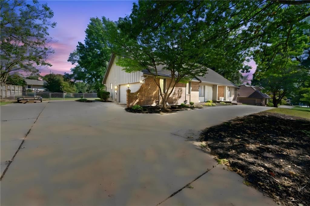 205 NW Hillcrest Lane, Lee's Summit, MO: listing photo 3