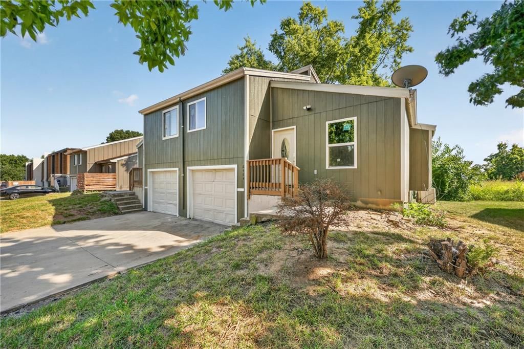 8486 Lane Drive, Raytown, MO: listing photo 2