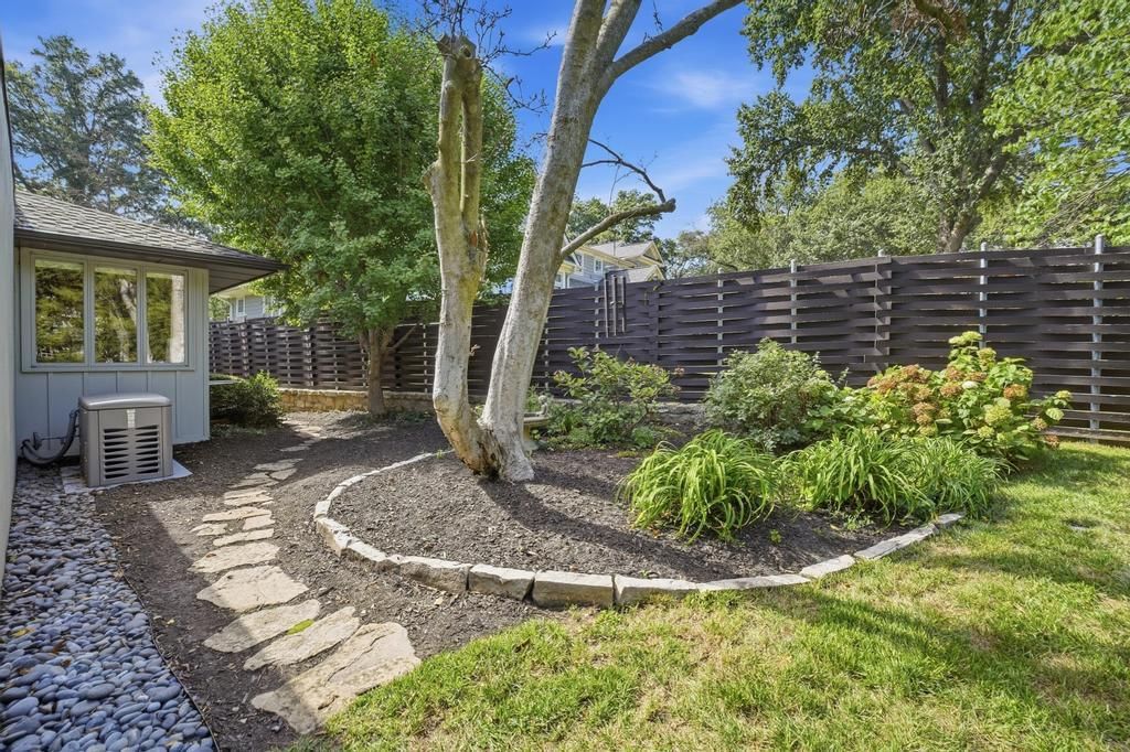 Fenced yard at 5811 Cherokee Drive, Fairway, KS 66205