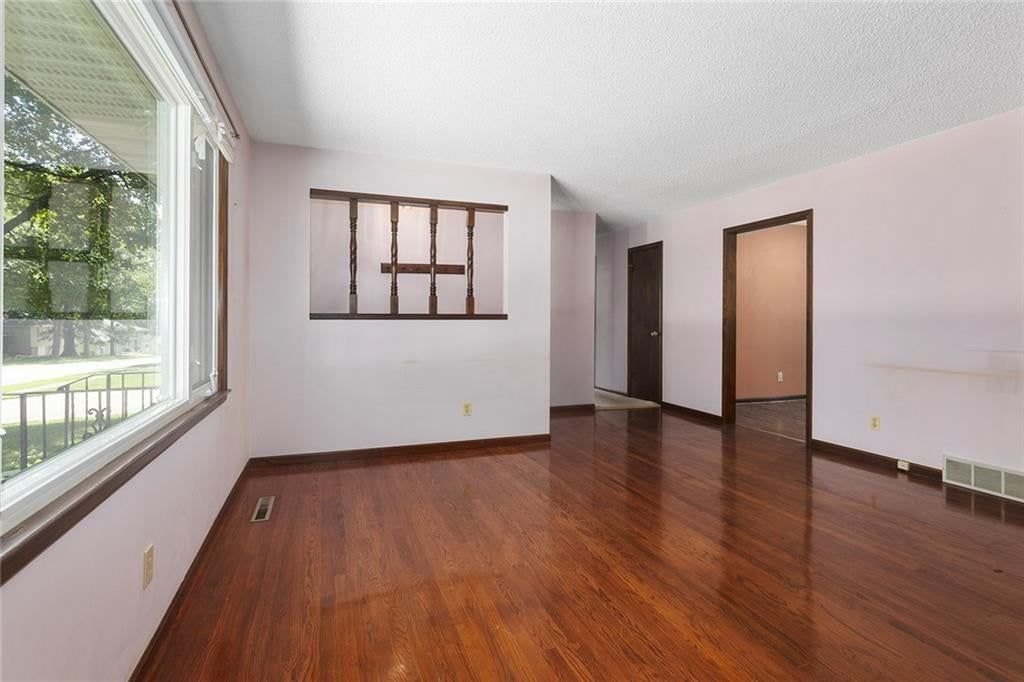 Photo 5 of 38 - 2904 Cheyenne Circle, North Kansas City, MO 64116