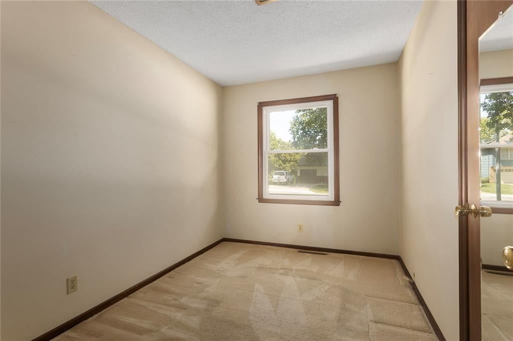Photo 16 of 38 - 2904 Cheyenne Circle, North Kansas City, MO 64116