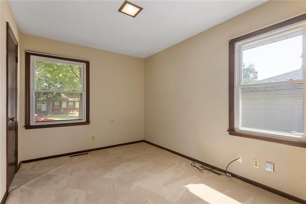 Photo 17 of 38 - 2904 Cheyenne Circle, North Kansas City, MO 64116