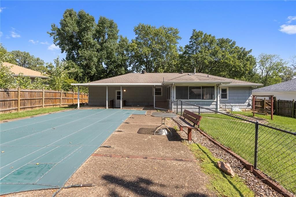Fenced yard at 2904 Cheyenne Circle, North Kansas City, MO 64116