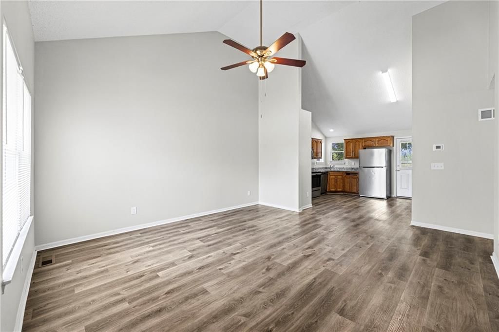 1012 NE Queens Court — photo 4