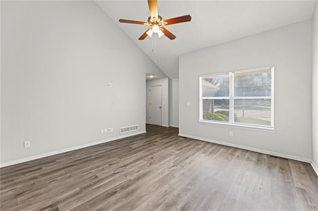 1012 NE Queens Court — photo 6