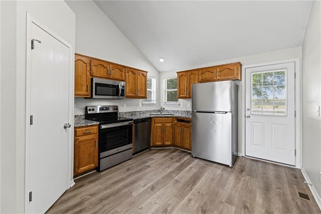 1012 NE Queens Court — photo 8