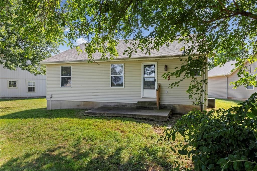 1012 NE Queens Court — photo 23