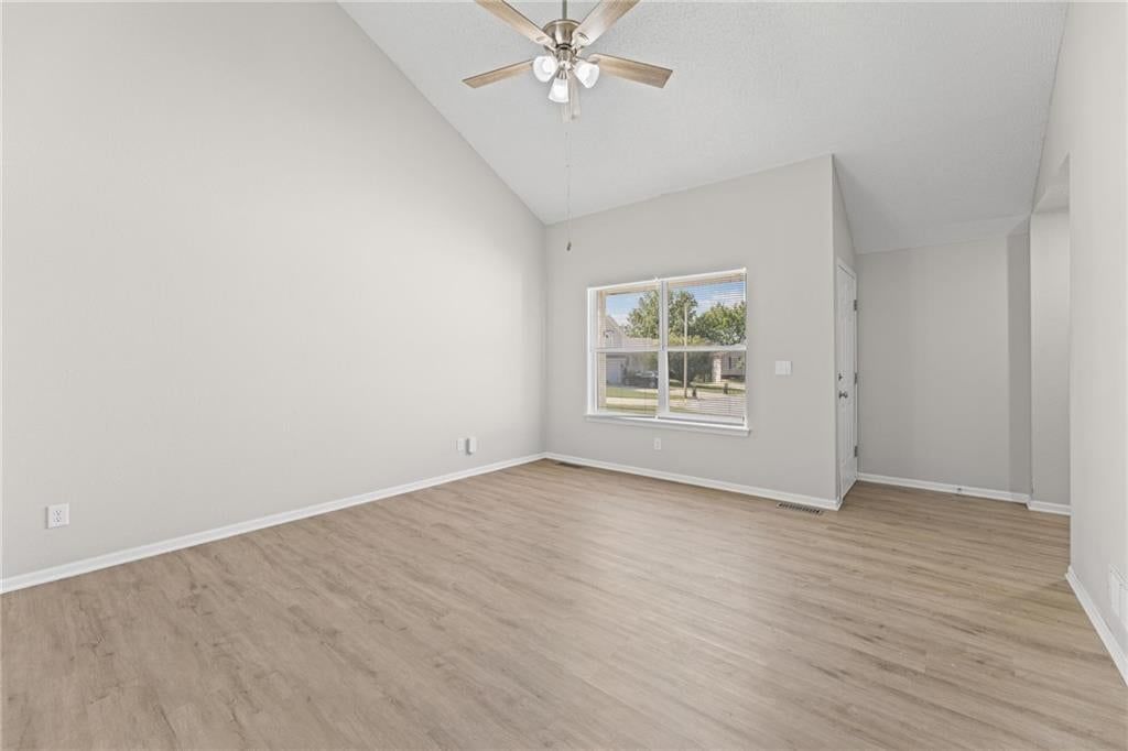 1052 NE Queens Court — photo 5
