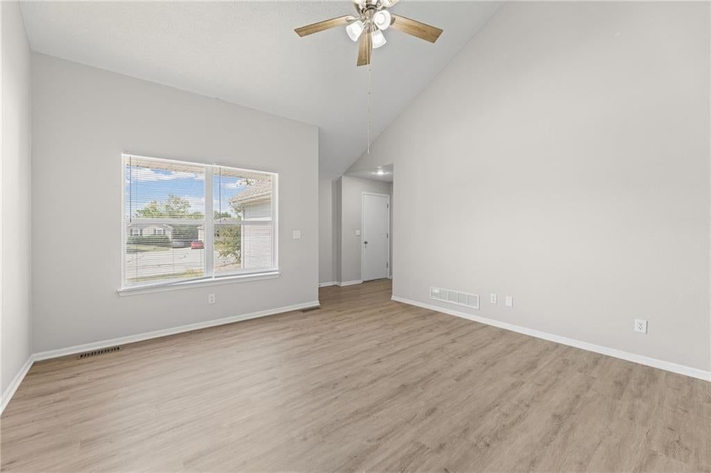 1052 NE Queens Court — photo 6