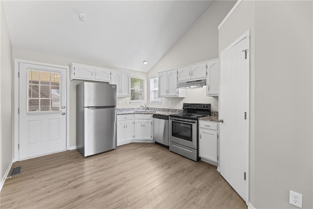 1052 NE Queens Court — photo 8