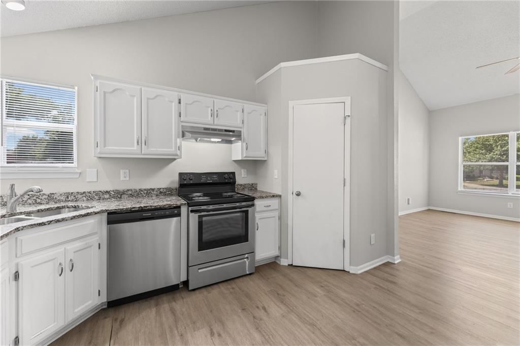 1052 NE Queens Court — photo 9
