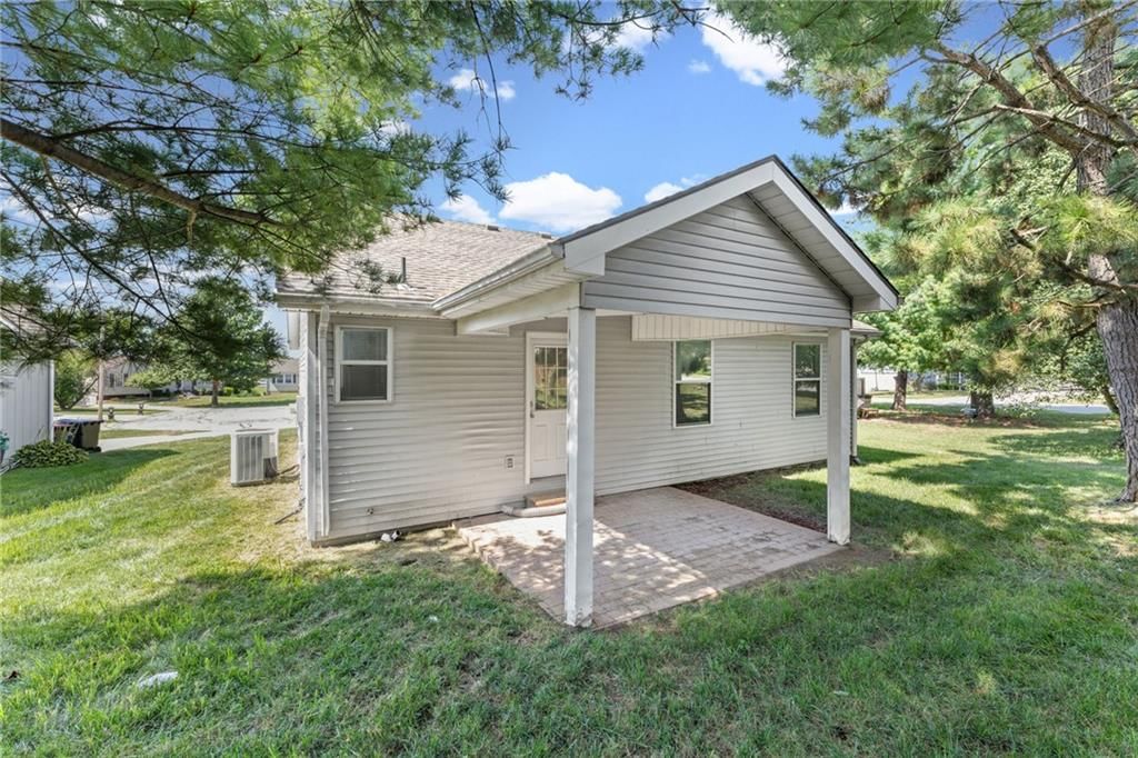 1052 NE Queens Court — photo 23