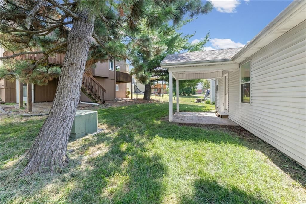 1052 NE Queens Court — photo 25