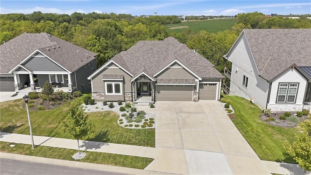 11442 S Montclaire Drive, Olathe, KS: listing photo 3