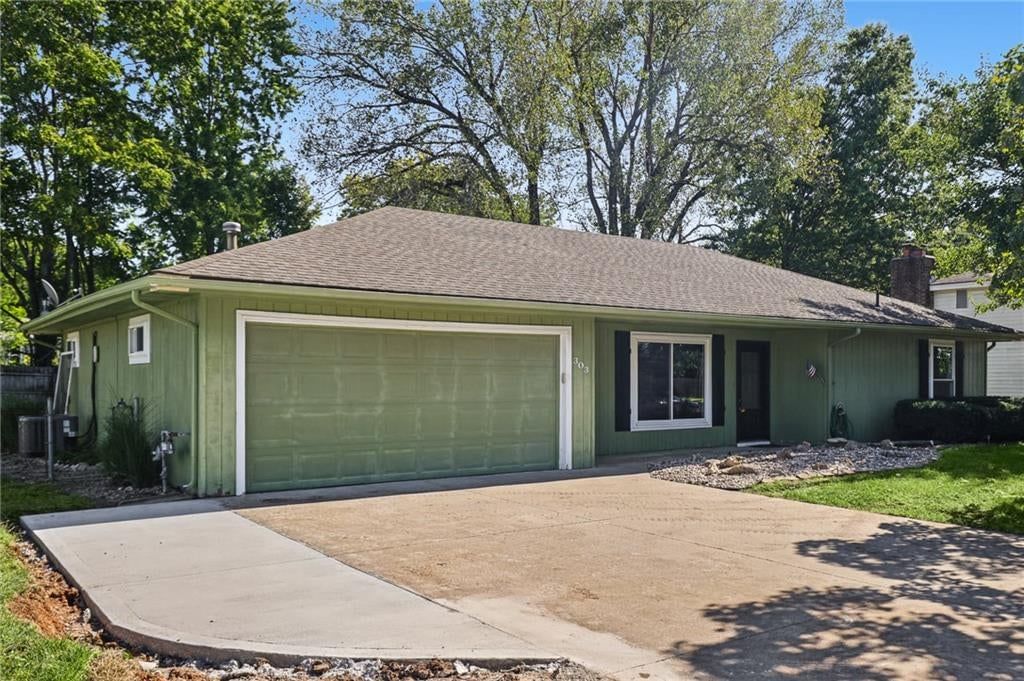 303 SW Pryor Road, Lee's Summit, MO: listing photo 2