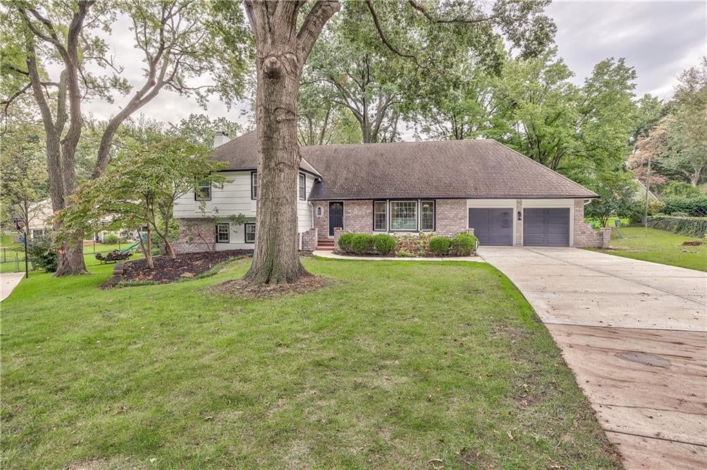 8129 Dearborn Drive, Prairie Village, KS: listing photo 2
