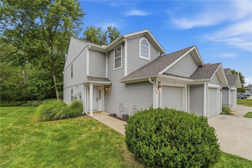 6030 NE Moonstone Drive, Lee's Summit, MO: listing photo 2