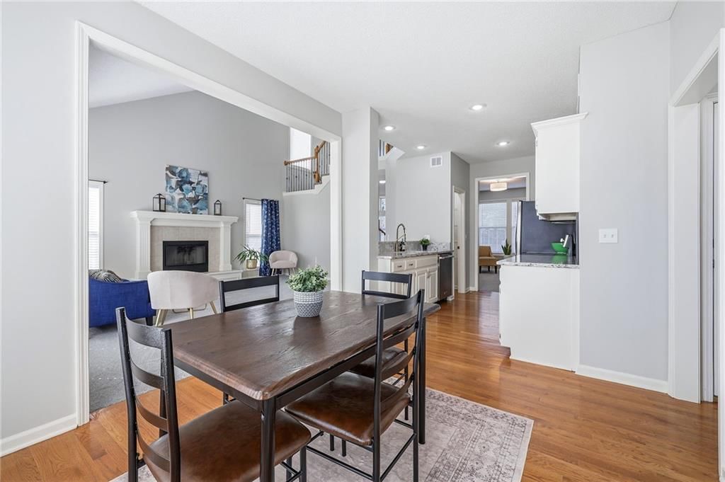 Photo 14 of 37 - 2325 W Piatt Lane, Olathe, KS 66061
