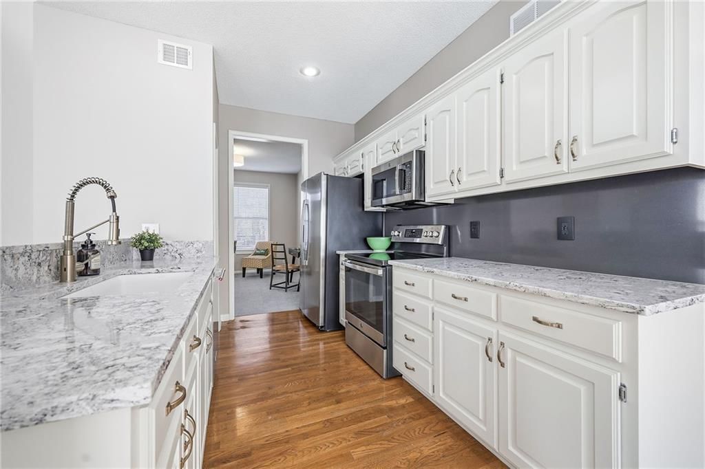 Photo 19 of 37 - 2325 W Piatt Lane, Olathe, KS 66061