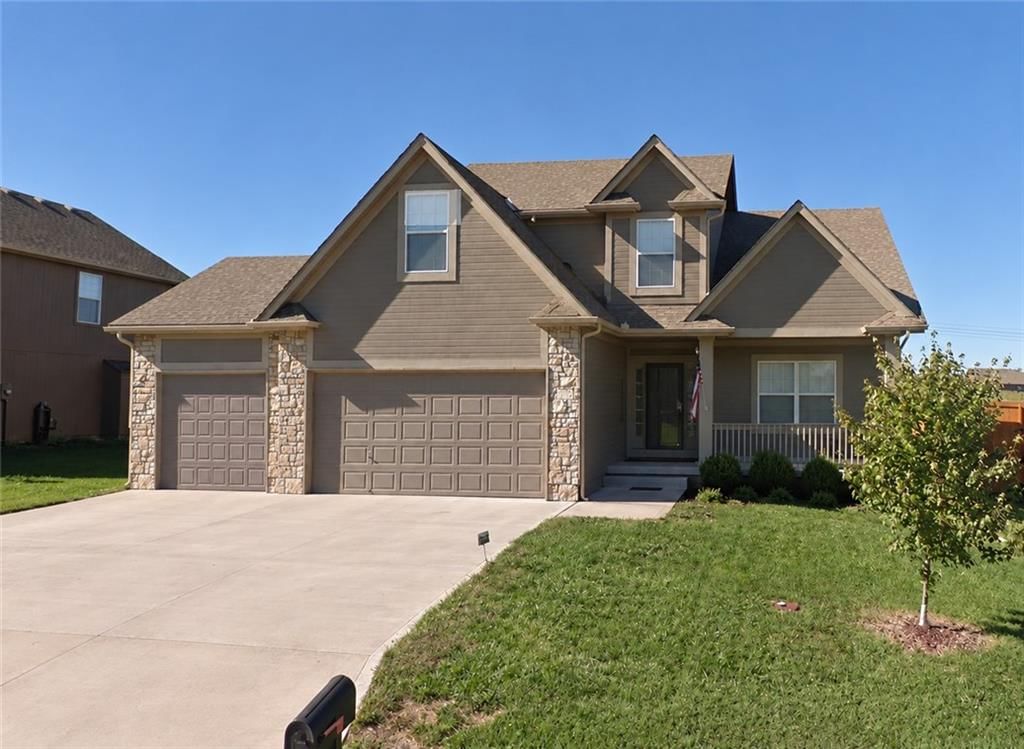 904 NW Hawthorn Court — photo 1