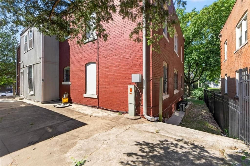 203 N Mersington Avenue — photo 33