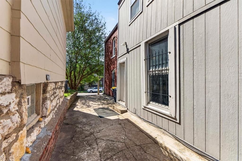 203 N Mersington Avenue — photo 18