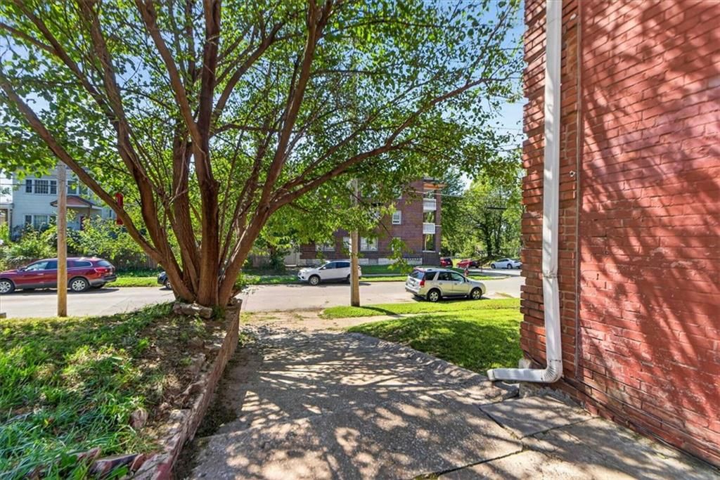 203 N Mersington Avenue — photo 25