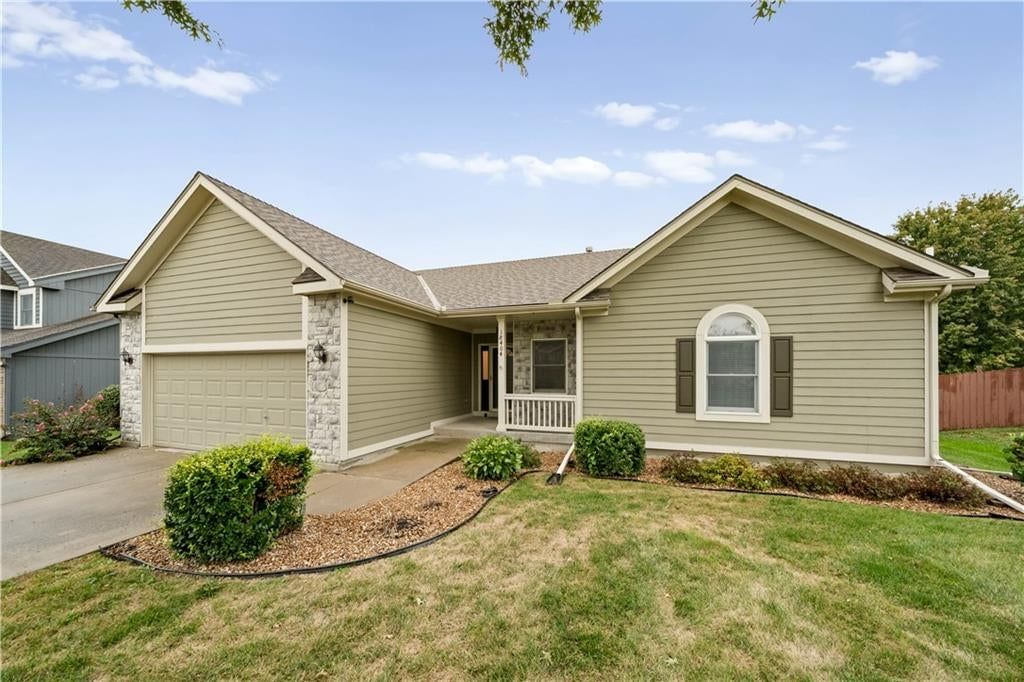18404 Ash Street, Gardner, KS: listing photo 2