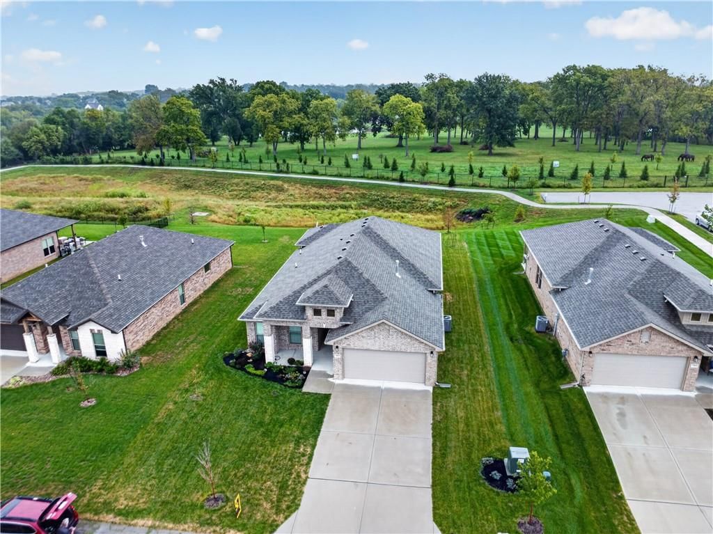 7557 McCormick Drive, Shawnee, KS: listing photo 2