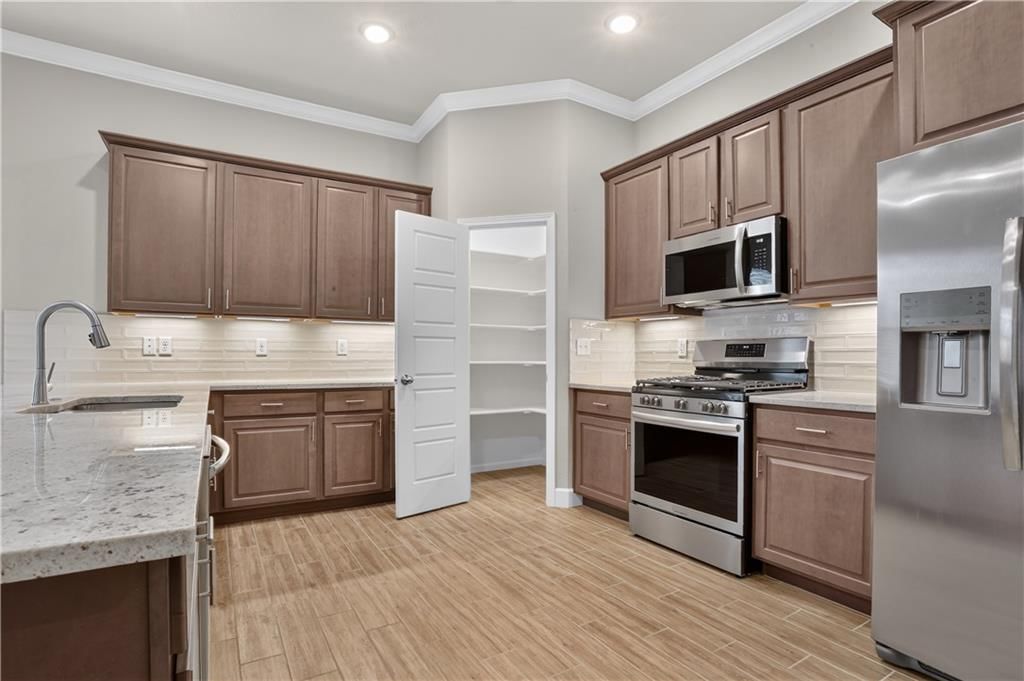 7557 McCormick Drive, Shawnee, KS: listing photo 3