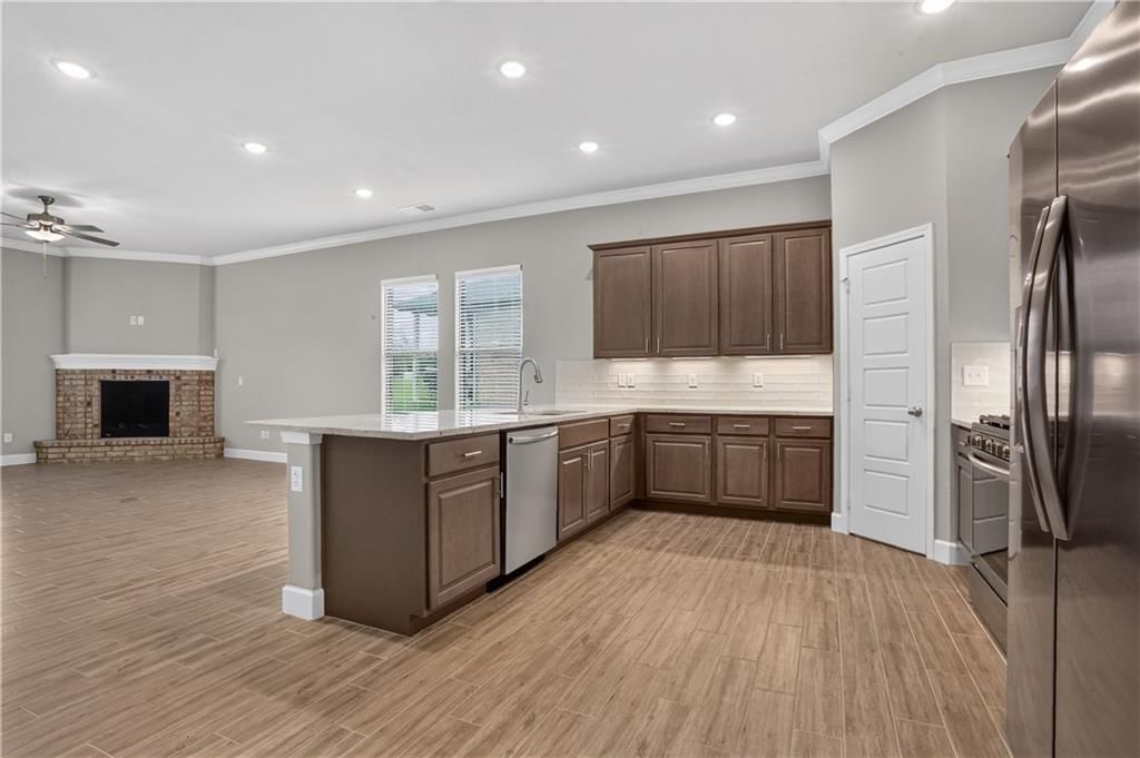 Photo 4 of 25 - 7557 McCormick Drive, Shawnee, KS 66227