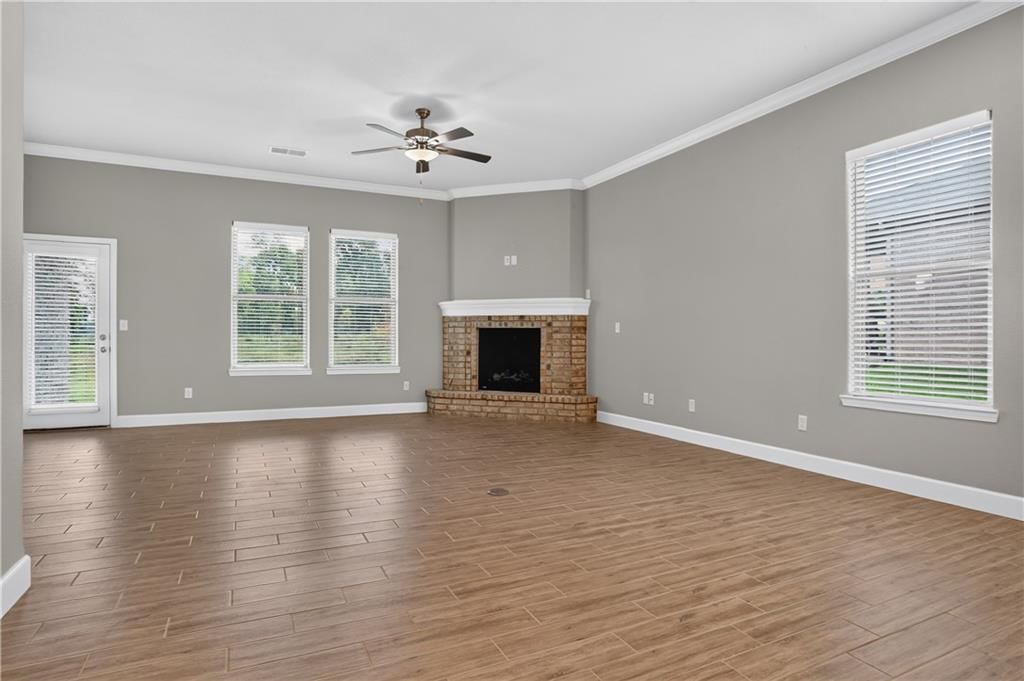 Photo 9 of 25 - 7557 McCormick Drive, Shawnee, KS 66227