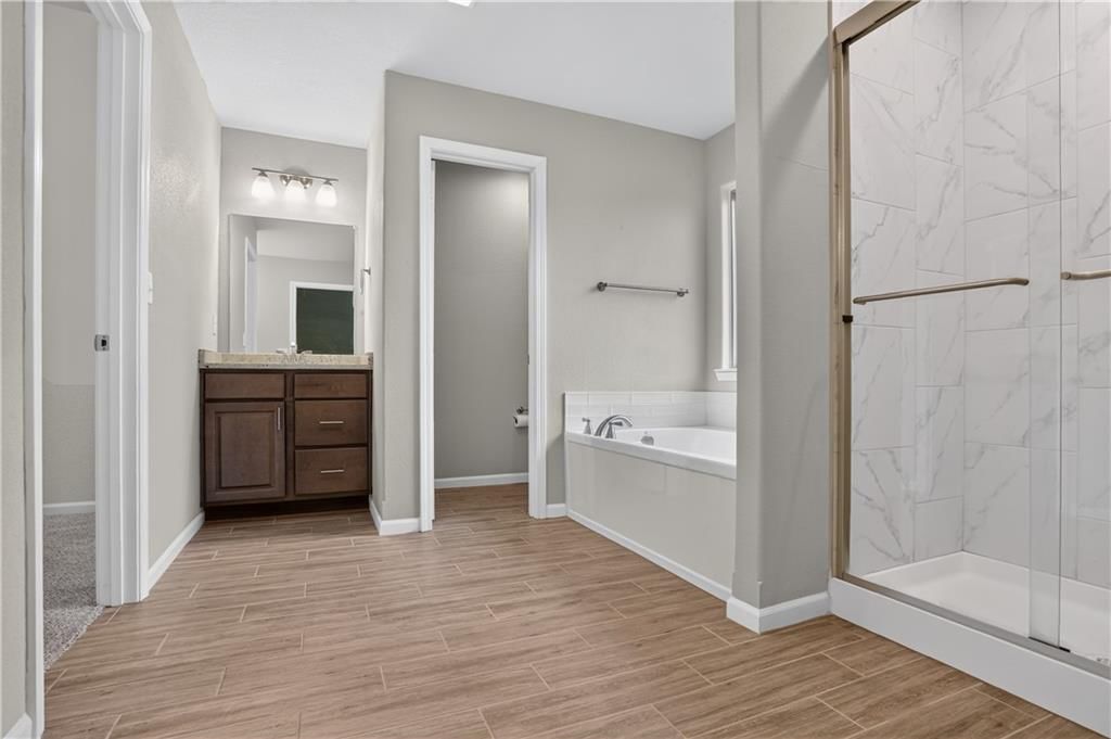 Photo 15 of 25 - 7557 McCormick Drive, Shawnee, KS 66227