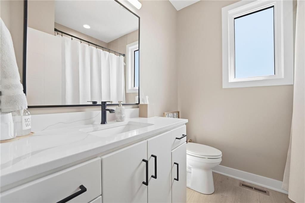 202 E Maple Street — photo 39