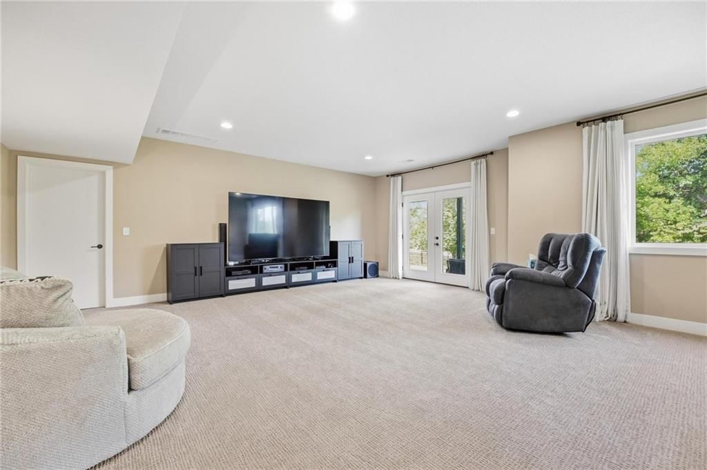 202 E Maple Street — photo 47
