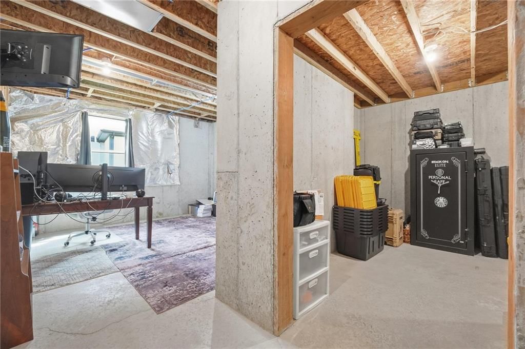 202 E Maple Street — photo 57