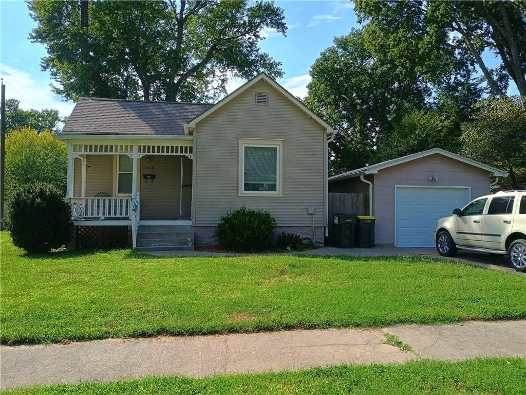 204 S 2nd Street — photo 1