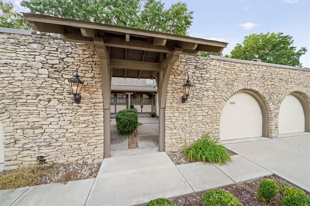 10242 Foster Street — photo 28
