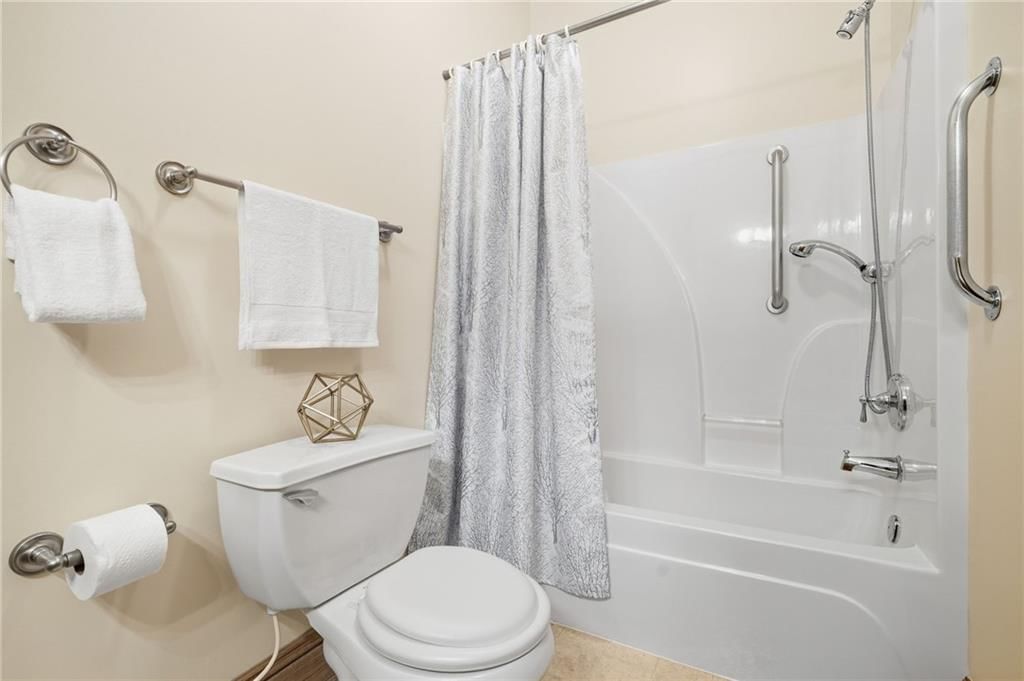Photo 16 of 29 - 11404 Trevor Drive, Peculiar, MO 64078