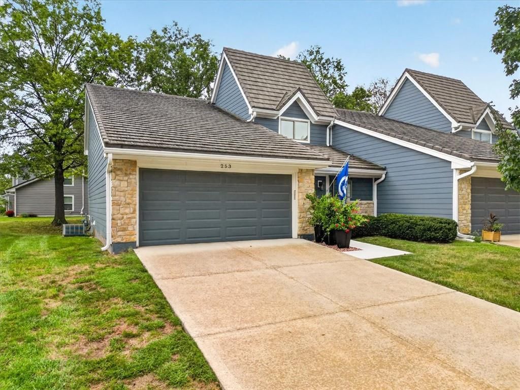 253 NE Edgewater Drive — photo 3