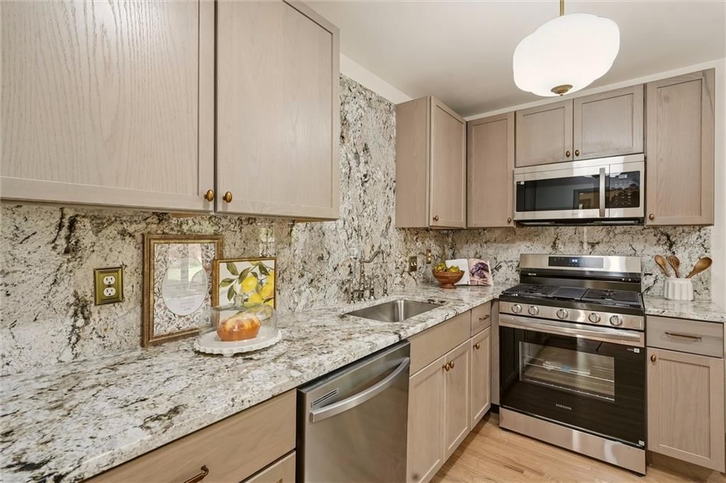 9708 England Drive — photo 13