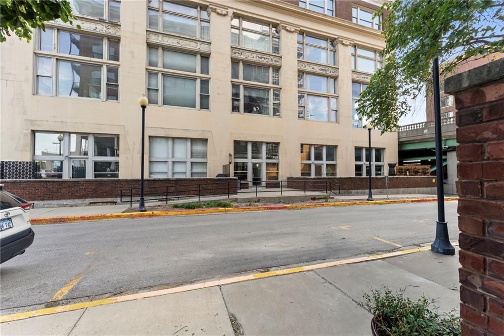 2107 Grand Boulevard — photo 17