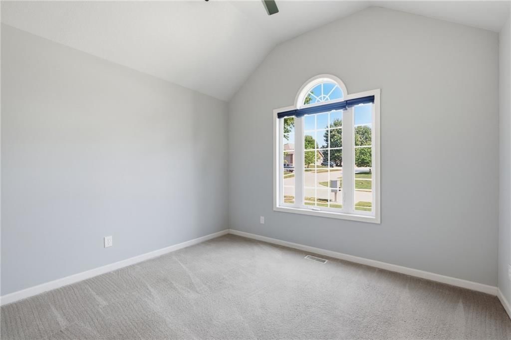 2135 NE Sparta Drive — photo 28