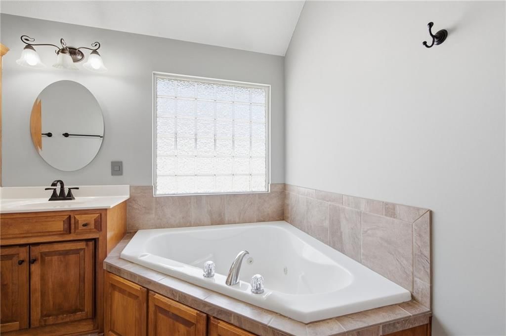 2135 NE Sparta Drive — photo 35