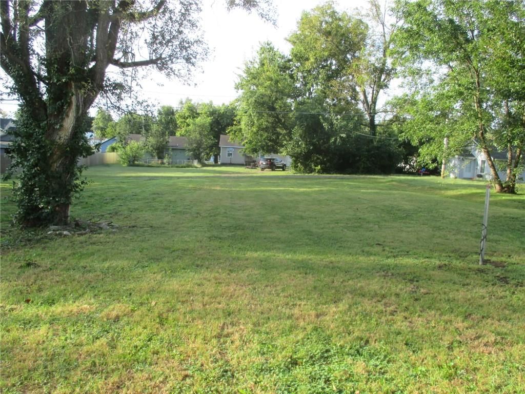 Photo 5 of 20 - 612 E Gordon Street, Marshall, MO 65340