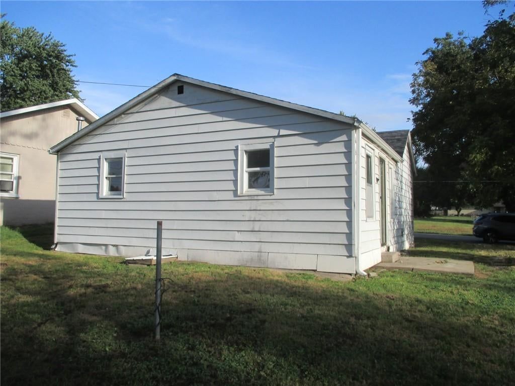 Photo 6 of 20 - 612 E Gordon Street, Marshall, MO 65340