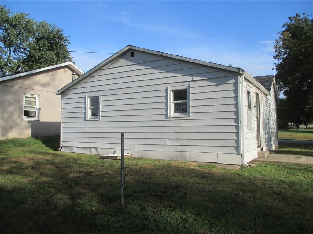 Photo 7 of 20 - 612 E Gordon Street, Marshall, MO 65340