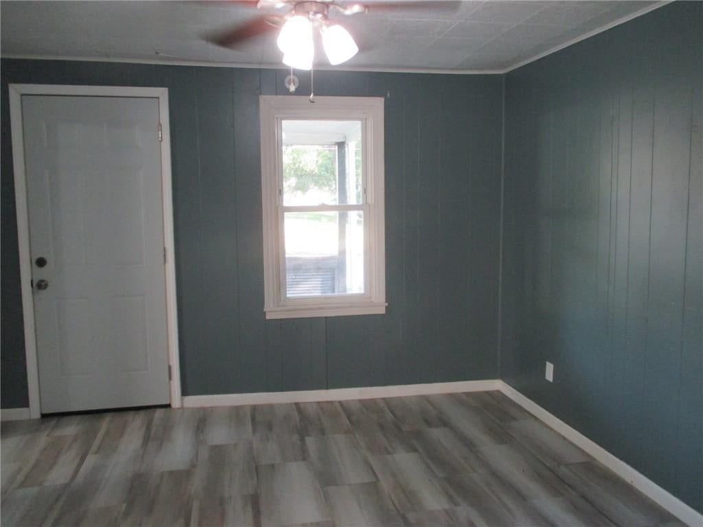 Photo 8 of 20 - 612 E Gordon Street, Marshall, MO 65340