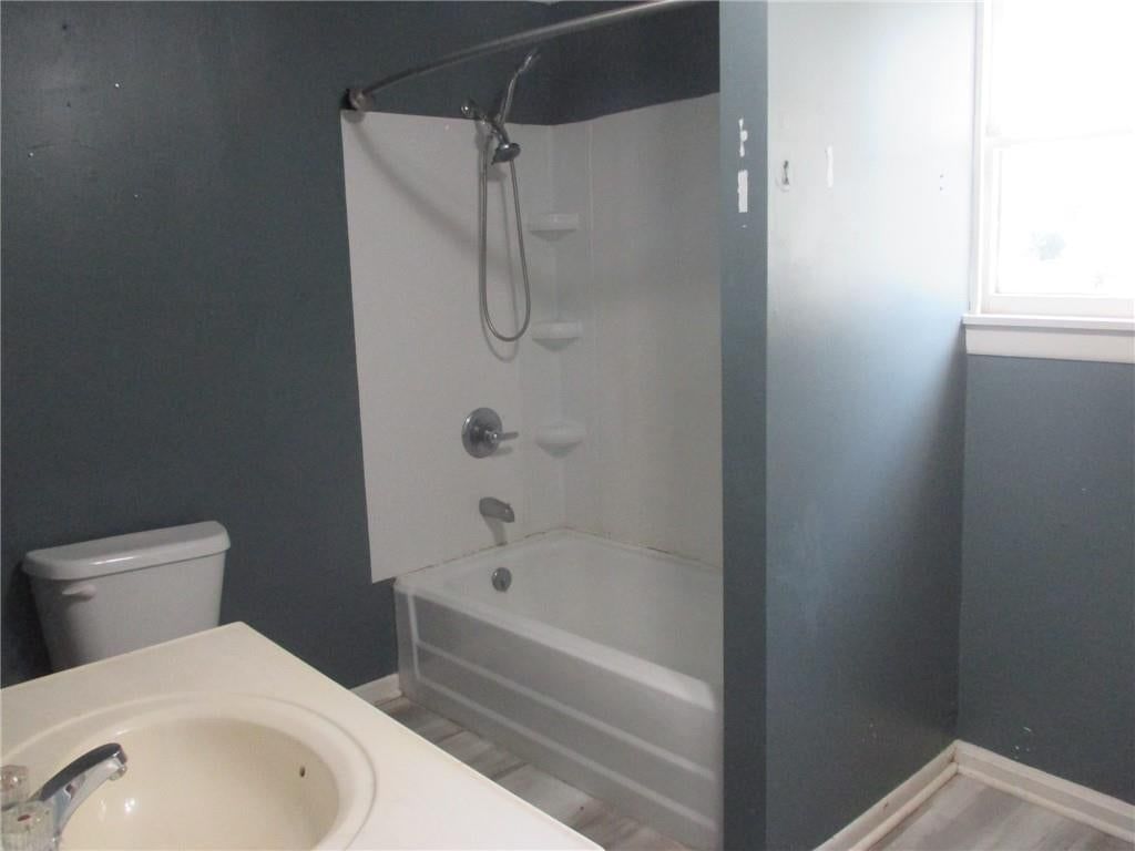 Photo 15 of 20 - 612 E Gordon Street, Marshall, MO 65340